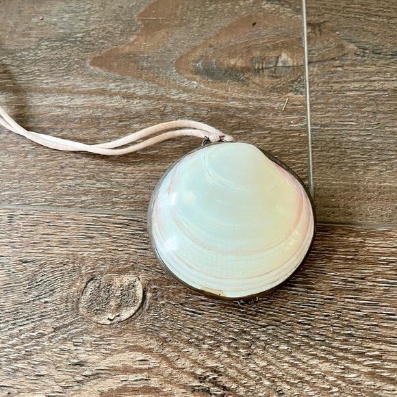 Cream Shell Pendant Necklace - Picture 1 of 7
